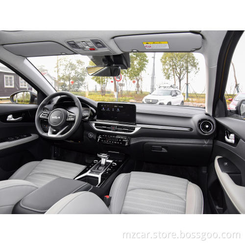 Yueda Kia K3 2023 1.5L CVT Comfortabele versie Gasoline Voertuigen Goede veiligheidsprestaties 10,25 inch scherm